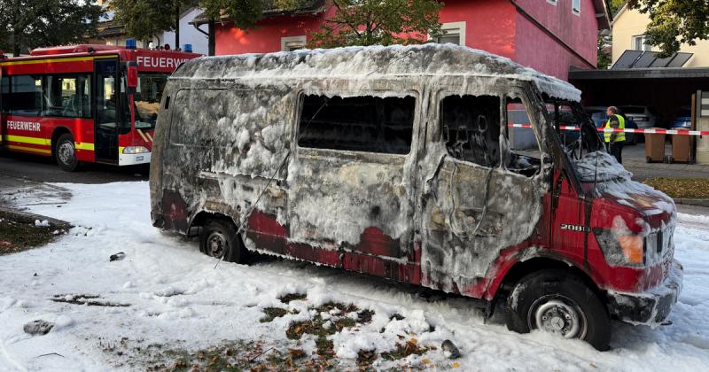 München utcái a káosz színhelyévé váltak, amikor hirtelen robbanások és lövések zaja töltötte be a levegőt. A tragikus esemény következtében egy ember életét vesztette, és a város lakói sokkolva figyelték a történéseket.