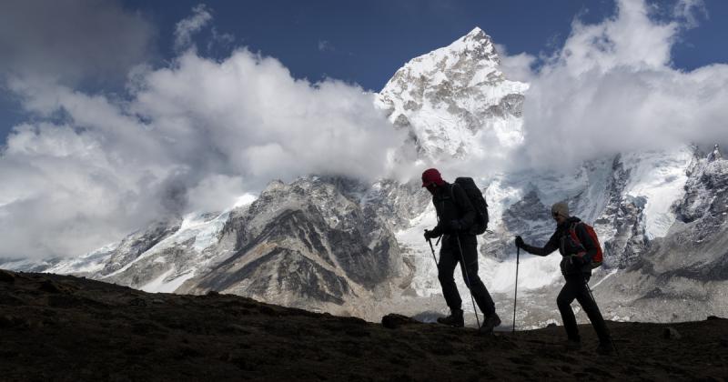 Lengyel férfi történelmet írt, amikor oxigénpalack nélkül hódította meg a Mount Everest csúcsát, ezzel ő lett az első, aki ilyen bravúrt vitt véghez.