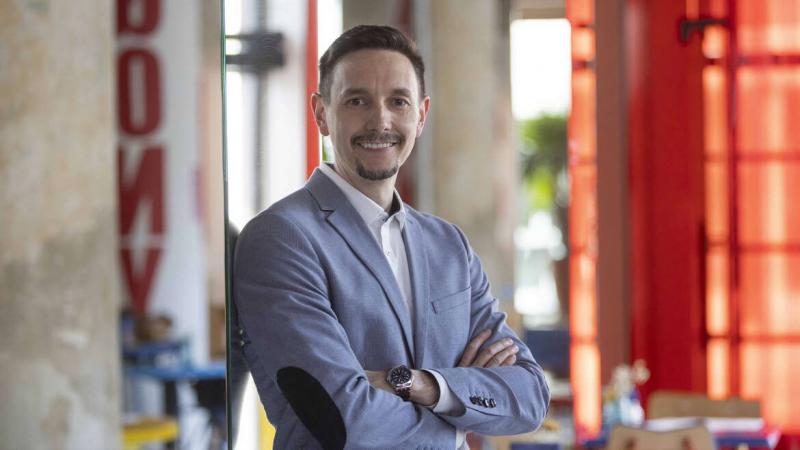 A legújabb kutatások szerint a kisgyermekek több mint fele már óvodás korukra elérte a médiafüggőség szintjét. E témáról D. Tóth Kriszta és Guld Ádám médiakutató folytatott érdekes beszélgetést, amely rávilágít a modern technológia hatásaira a fiatalok fe