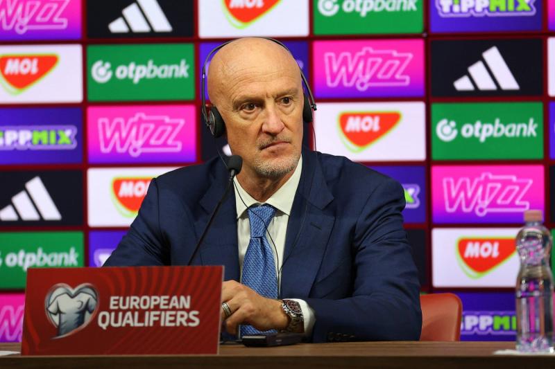 A teremben hirtelen megfagyott a levegő, amikor Marco Rossi véletlenül kiejtette a titkos szavait. Mindenki feszülten figyelt, ahogy a váratlan beismerésből kiderült, milyen taktikát szőtt a portugál mérkőzésre.