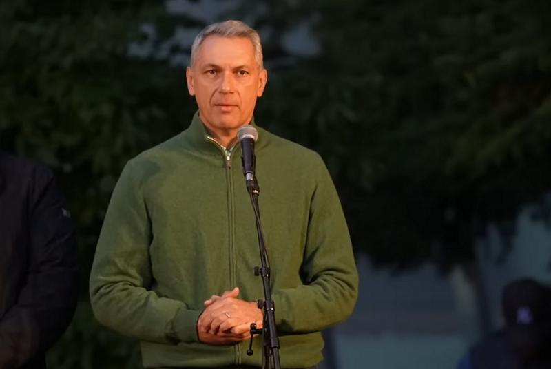 Lázár János kifejtette, hogy rendíthetetlenül fáradoznak a 14. havi nyugdíj bevezetésén. A céljuk az, hogy minden érintett számára biztosítsák ezt a juttatást, így támogatva a nyugdíjasok életminőségét.