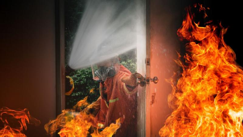 Tűzben áll az épület Budapesten: az emberek pánikszerűen menekülnek.