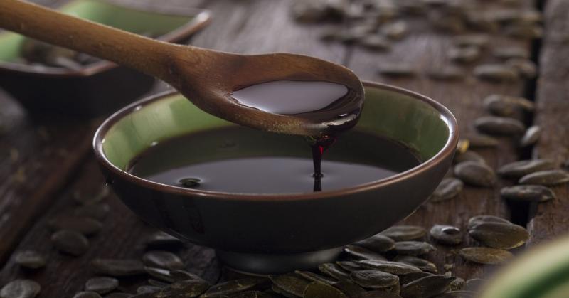 A tökmagolaj előállítása egy különleges folyamat, amely a sütőtök magjainak gondos feldolgozásával kezdődik. Először is, a friss tökmagokat alaposan megtisztítják és megszárítják, hogy a lehető legjobb ízt és aromát nyerjék ki. 
A következő lépés a magok