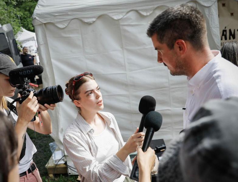 Kocsis Máté és a hölgyek dilemmája

Kocsis Máté, a közélet ismert szereplője, most egy különösen izgalmas helyzetbe került, amely nemcsak őt, hanem a hölgyeket is érinti. A politikai színtéren való aktív részvétele mellett, a társadalmi kapcsolatok és a n