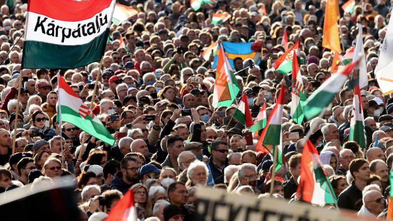 Ma sorsfordító esemény zajlik: a békemenet, amelyre Orbán Viktor beszéde különös figyelmet vonz a nemzetközi színtéren. A világ szeme most ránk szegeződik.