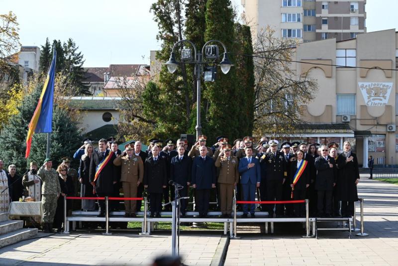 Két és fél percnyi figyelmet kapott Ilie Bolojan nagykárolyi beszéde, mielőtt a közönség fütyüléssel jelezte, hogy elvesztette érdeklődését. A szórakoztató pillanatokat rögzítő videó hamarosan elérhetővé vált a Székelyhon oldalán.