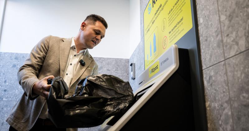 Végre elérkezett az idő, amikor már nem kell egyesével bedobálni a visszaváltható palackokat!