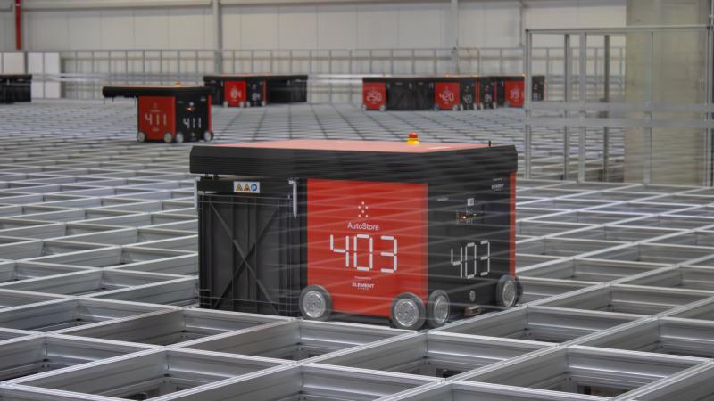 A Kifli.hu raktárát már kétszáz fejlett robot irányítja, akik hatékonyan végzik el a termékek kezelését és a logisztikai feladatokat.