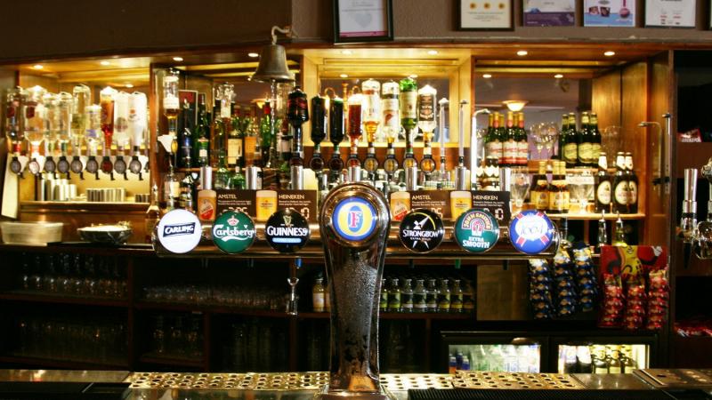 A legnagyobb szeszesital-gyártó vállalatok egyre nagyobb kihívásokkal néznek szembe, mivel az emberek fogyasztási szokásai folyamatosan változnak, és a mértéktartásra való törekvés terjedésével a szeszesitalok iránti kereslet csökken.