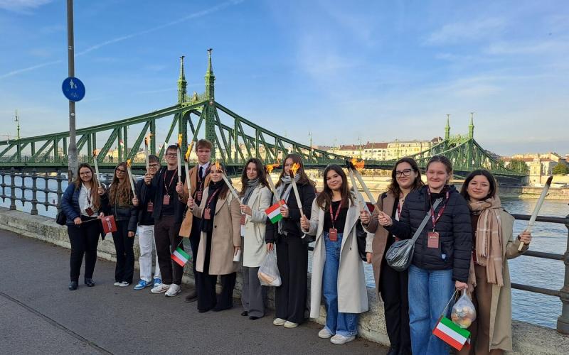 A Gloria Victis történelemversenyen való részvétel egy igazán különleges élmény volt, amely során a tudás és a kreativitás találkozott. A verseny színhelyén minden részlet, a színpad díszleteitől kezdve a résztvevők lelkesedéséig, hozzájárult a varázslato