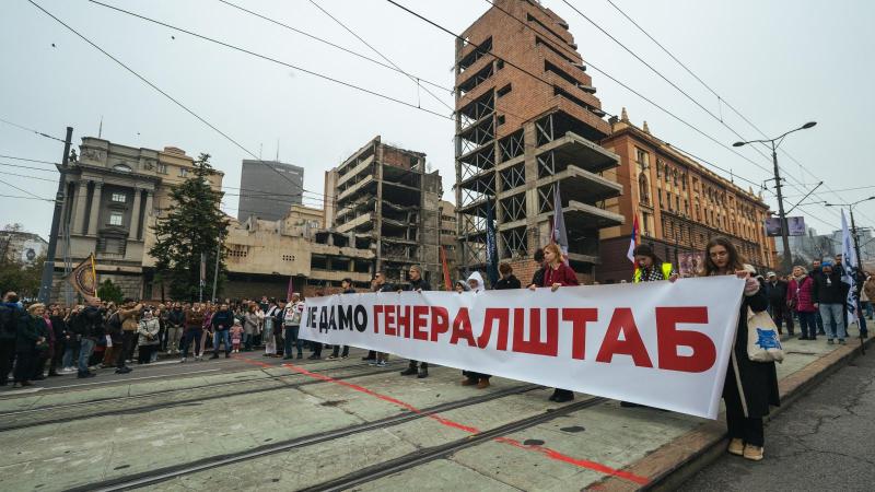 Romboló emlékek, pénzéhes álmok, és elferdített igazságok.
