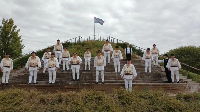 A gyimesi lélek varázsa a dalokban bontakozik ki, ahol a hagyomány és a modernitás találkozik. A Székelyföld szívében élő emberek énekei a táj szépségét és a közösség erejét tükrözik. A dallamokban ott rezeg a múlt emléke, a természet csodái, és a mindenn