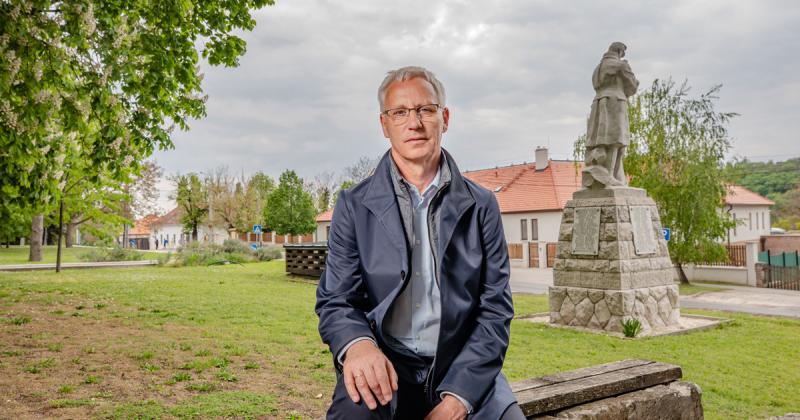 Soltész Miklós kifejezte, hogy a magyar emberek sajátos képességgel bírnak mások iránti szeretetük és tiszteletük megnyilvánulásában. Ez a különleges erő, amely összeköti a közösséget, nem csupán a hagyományokból táplálkozik, hanem a mindennapi élet apró 