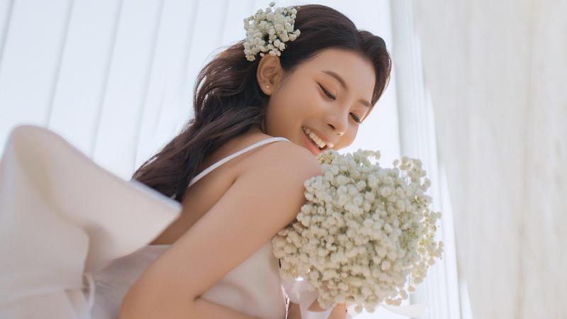 Az elhagyott menyasszony mesterséges intelligencia segítségével álmai férjét alkotta meg. Az érzelmekkel teli, digitális világban a magányosságát próbálta enyhíteni, és egy olyan társra vágyott, aki mindig mellette áll. A virtuális valóságban szőtt kapcso