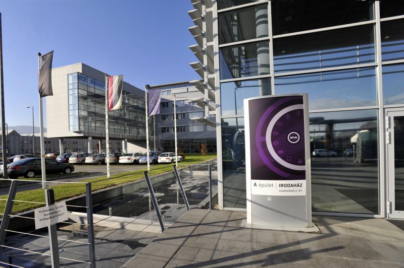 A közmédia manipuláló kérdésekkel faggatja a Tisza-jelölteket, míg Magyar úgy véli, hogy a Megafon a jelöltek hozzátartozóit zaklatja.