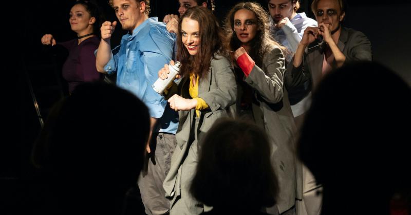 Költészet és lázadás a posztmodern világban | Demokrata

A költészet mindig is a lázadás kifejezőeszköze volt, amely képes megkérdőjelezni a társadalmi normákat és a konvenciókat. A posztmodern kor vívmányai új dimenziókat nyitnak meg a lírai kifejezés sz